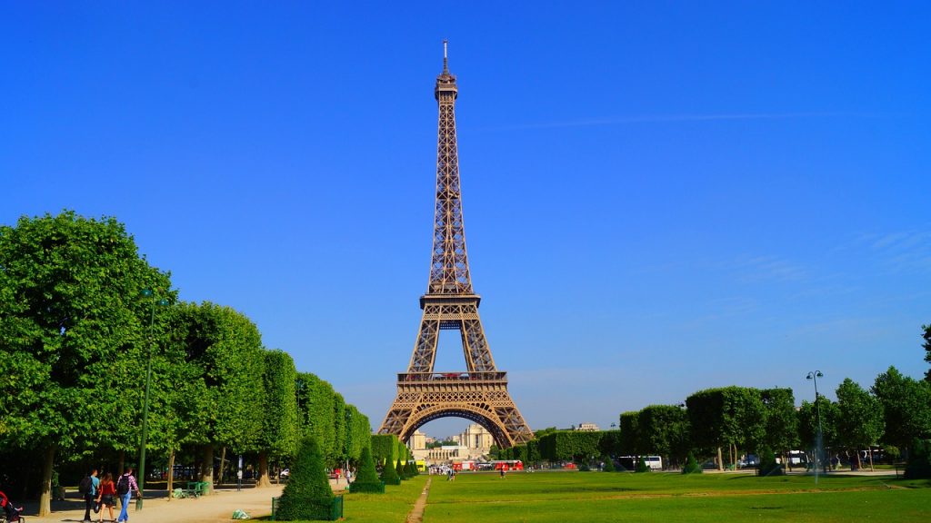 Beginnen Sie Ihren Morgen am Eiffelturm. Sie können wählen, den Turm selbst zu fotografieren oder seine Reflexion in den nahegelegenen Gewässern einzufangen.